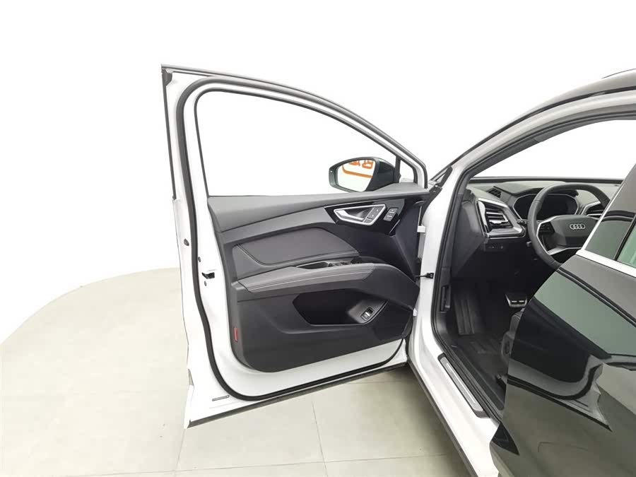 Audi Q4 e-tron 2023 صورة سيارة #9