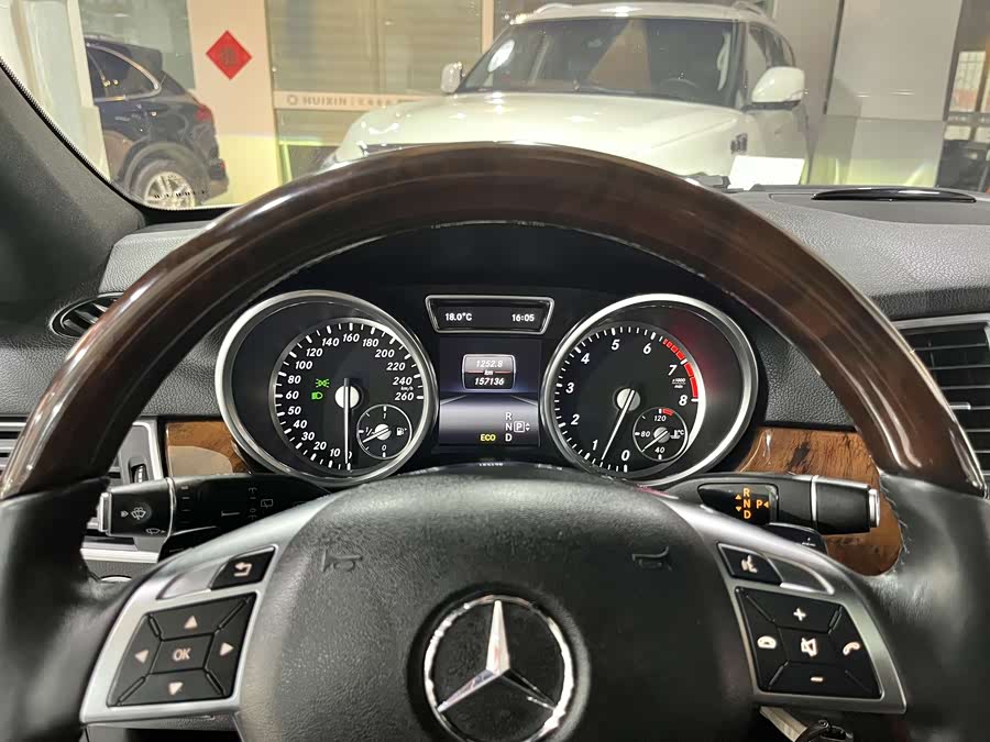 Mercedes-Benz M Class 2015 car image #9