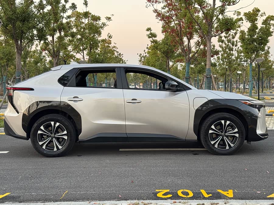 Toyota bZ4X 2022 immagine di auto #9