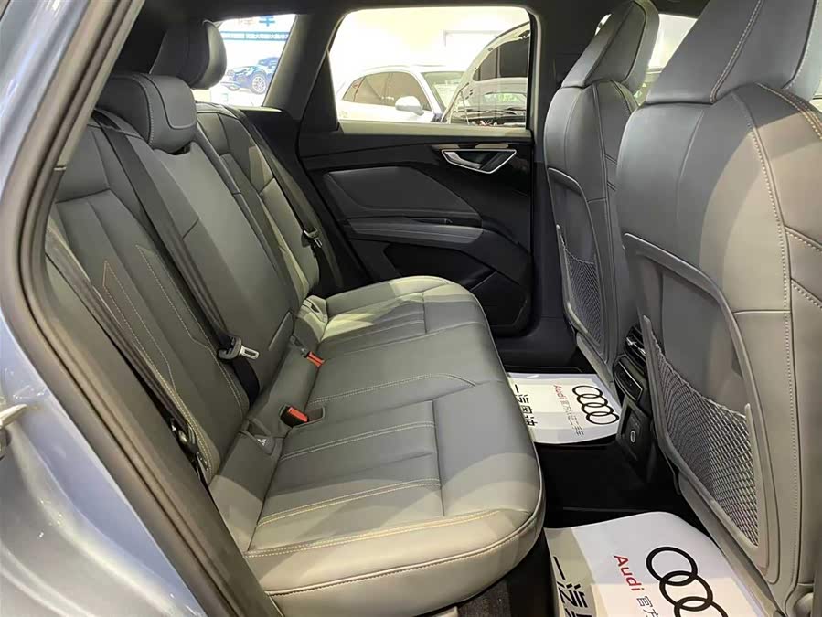 Audi Q4 e-tron 2023 immagine di auto #9