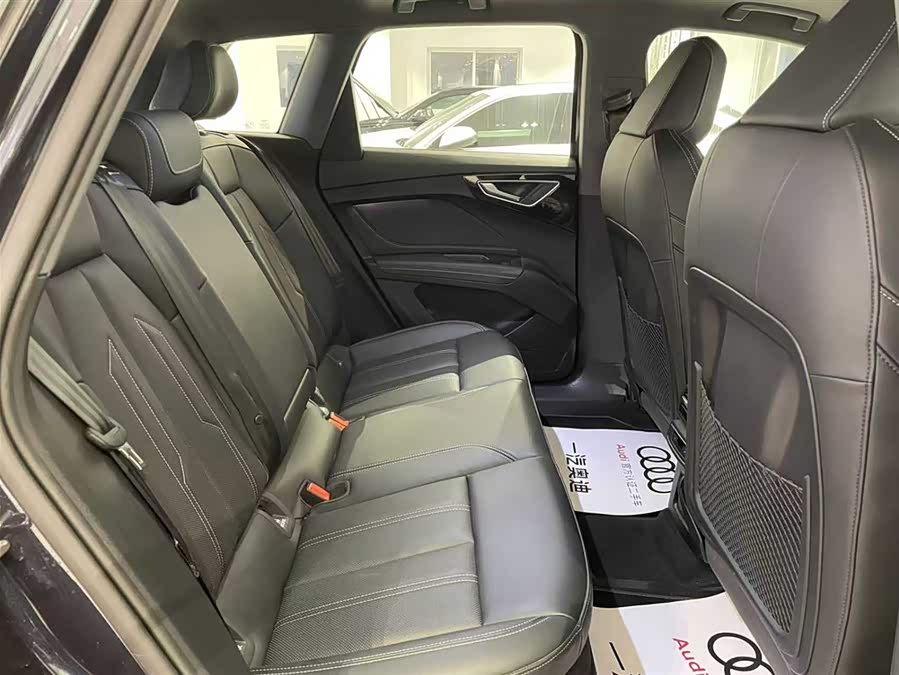 Audi Q4 e-tron 2023 صورة سيارة #9