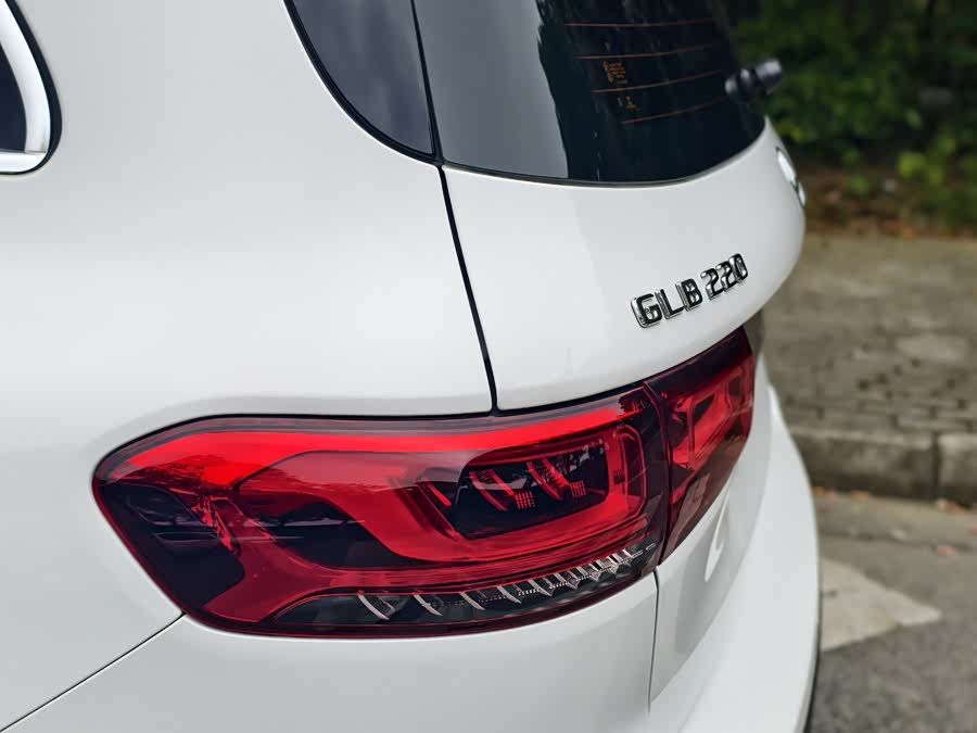 Mercedes-Benz GLB Class 2023 car image #9