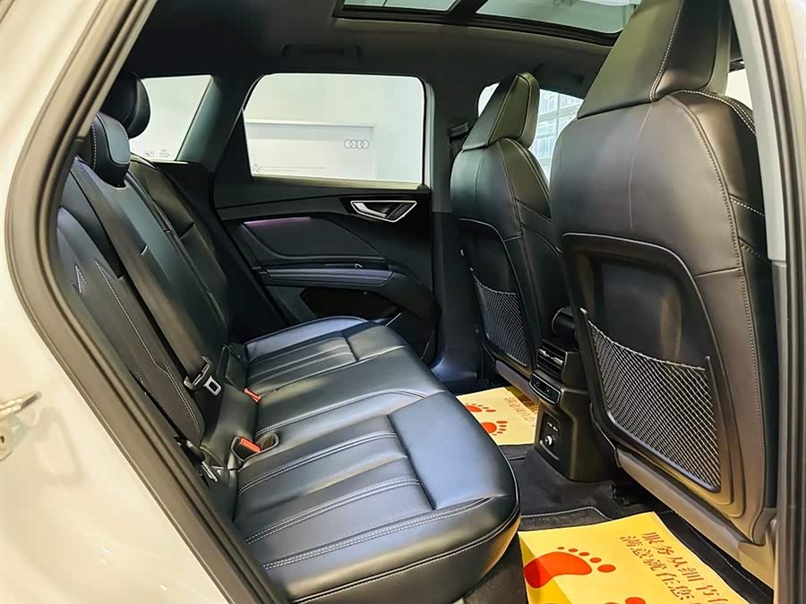 Audi Q4 e-tron 2024 صورة سيارة #9