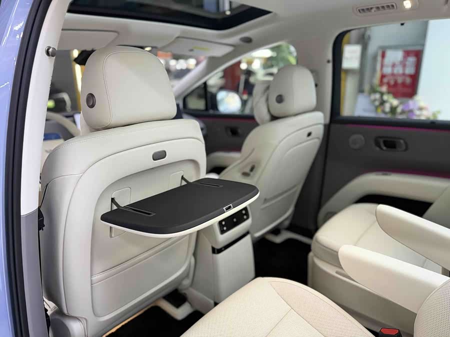 Li i8 2025 image de voiture #9