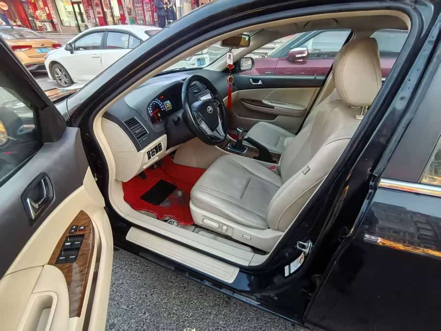 BYD G6 2011 car image #9