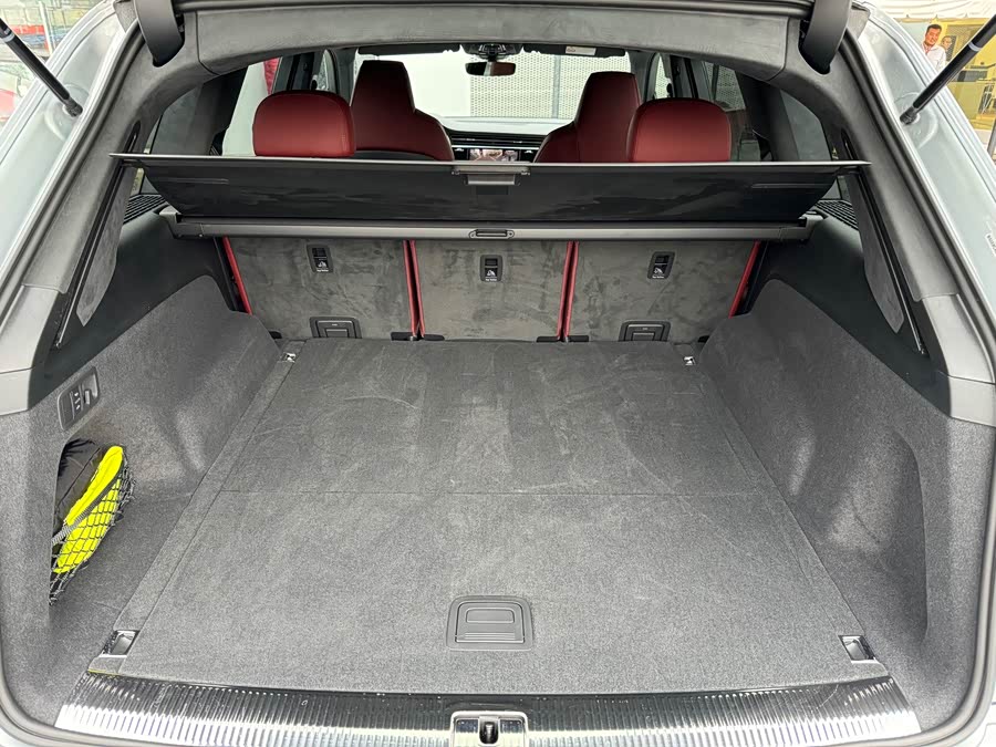 Audi SQ7 2024 car image #9