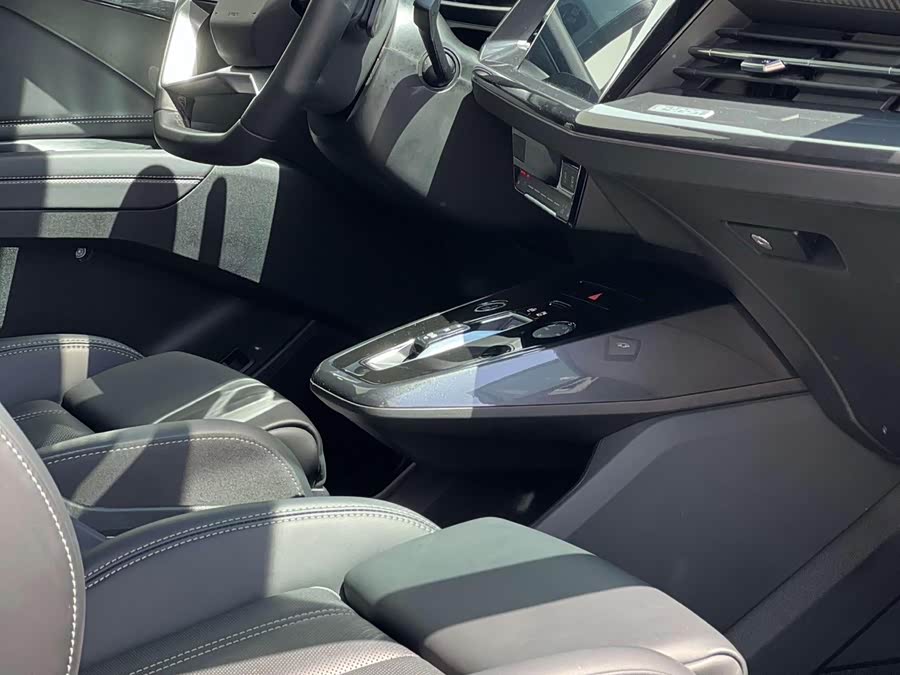 Audi Q4 e-tron 2025 imagen de coche #9