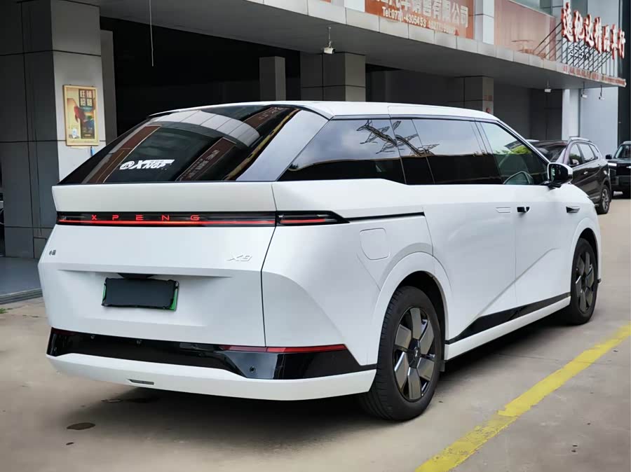 Xpeng X9 2024 صورة سيارة #9