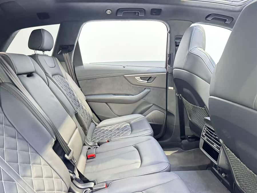 Audi SQ7 2024 car image #9