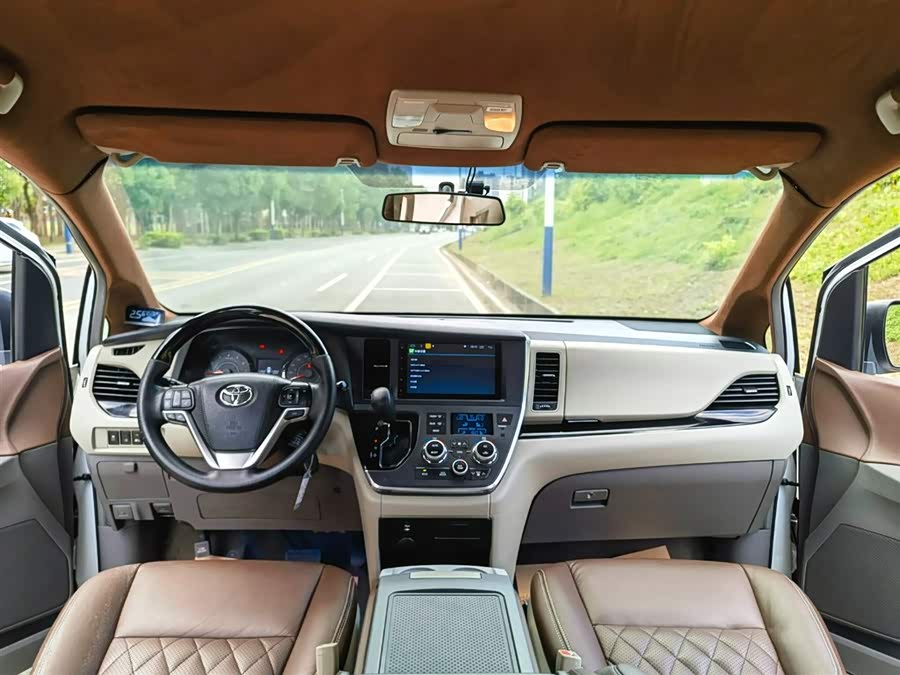 Toyota SIENNA 2018 car image #9