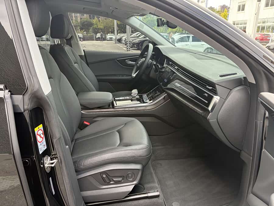 Audi Q8 2022 car image #9