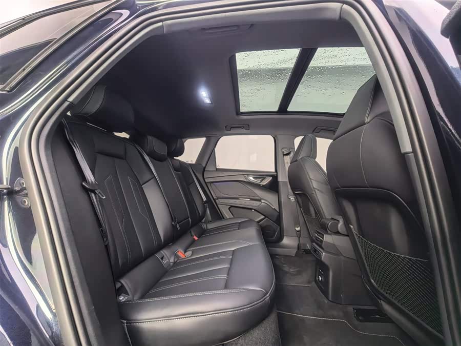 Audi Q4 e-tron 2024 immagine di auto #9