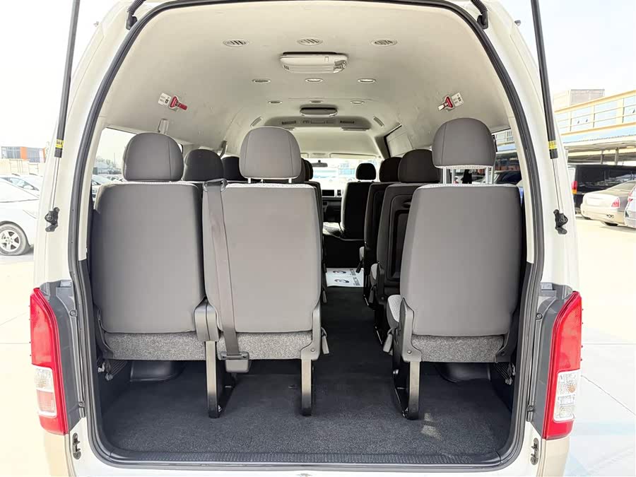 Toyota Hiace 2015 car image #9