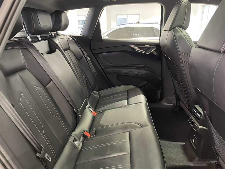 Audi Q4 e-tron 2023 صورة سيارة #9