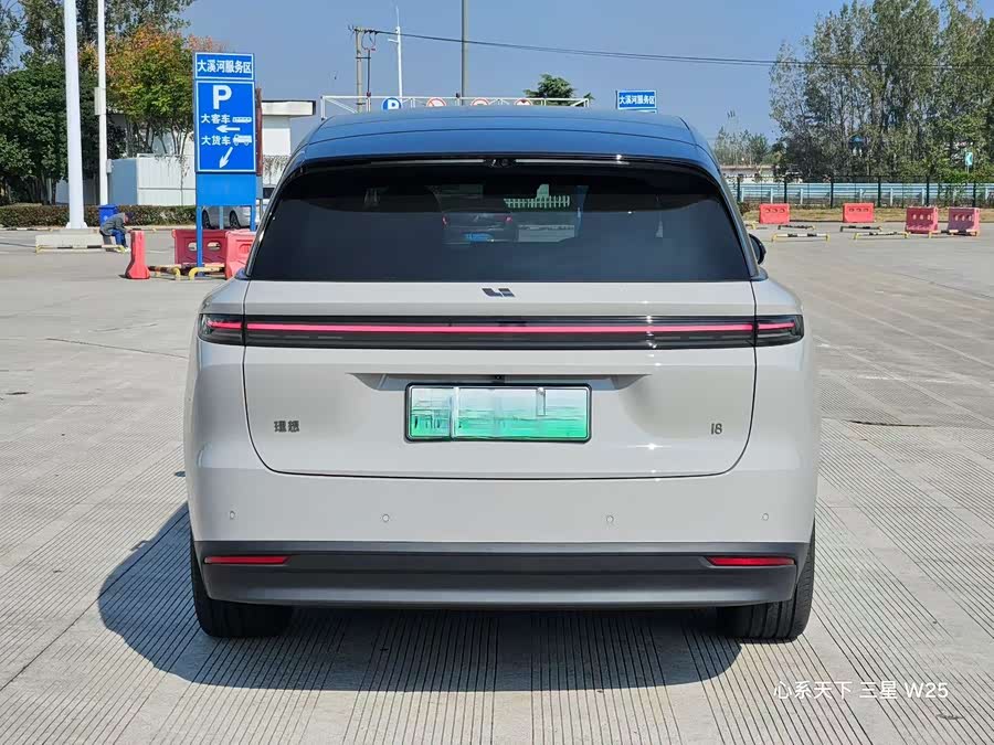Li i8 2025 image de voiture #9