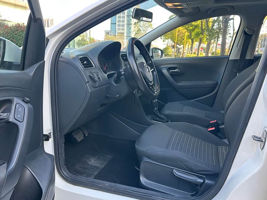 Volkswagen Polo 2017 car image #9