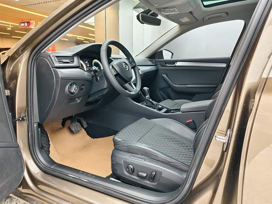 Skoda Superb 2018 car image #9