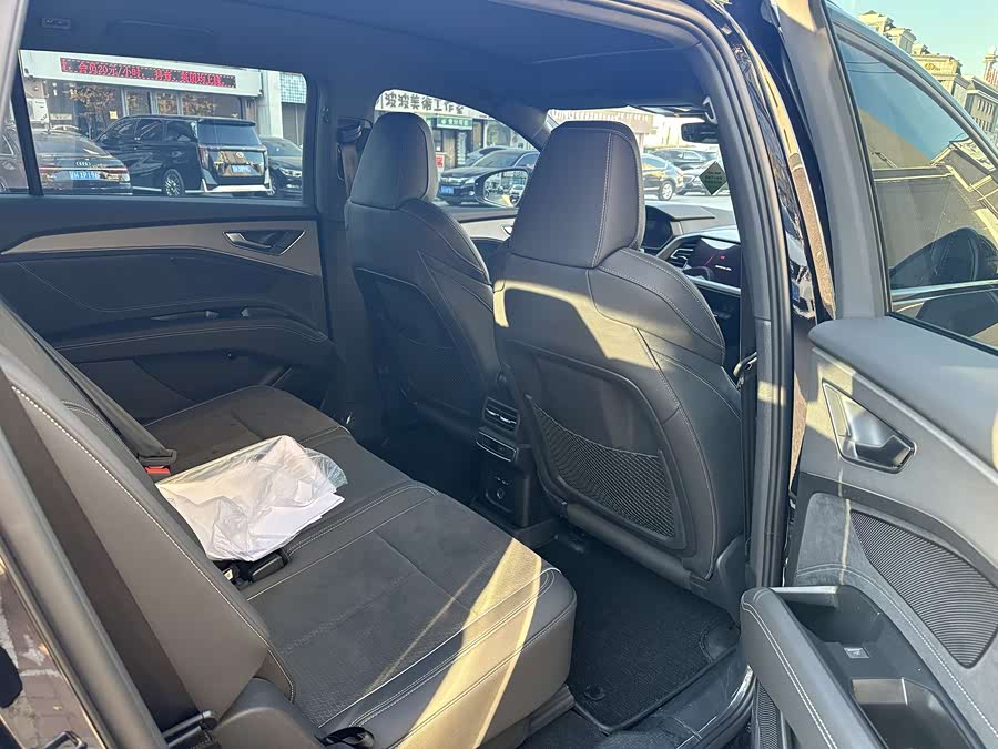 Audi Q5 e-tron 2024 صورة سيارة #9