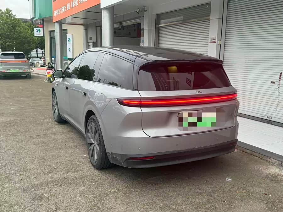 Li i8 2025 image de voiture #9