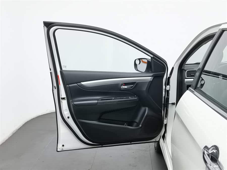 Suzuki Ciaz 2015 изображение автомобиля #9