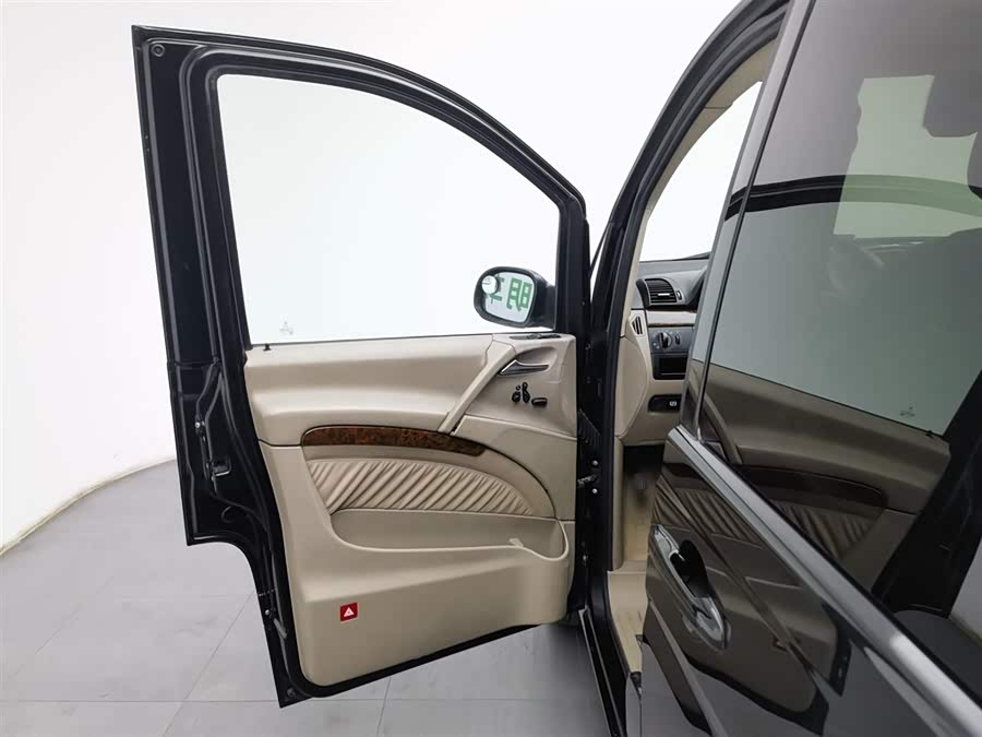 奔驰 唯雅诺 2010 汽车图片 #9