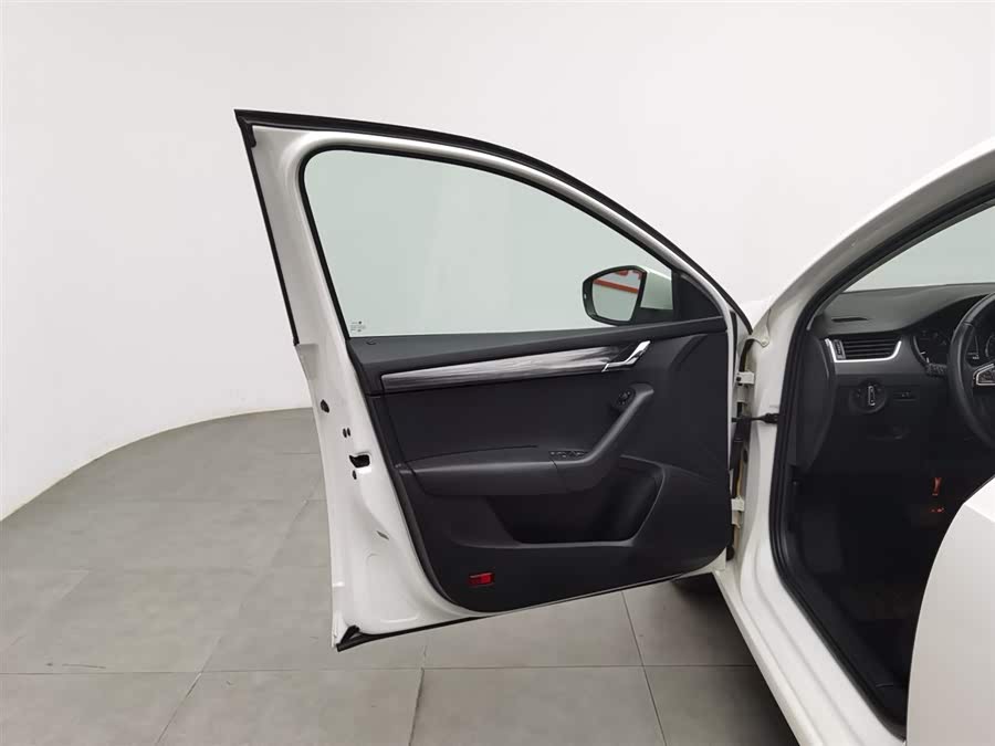 Skoda Octavia 2016 car image #9