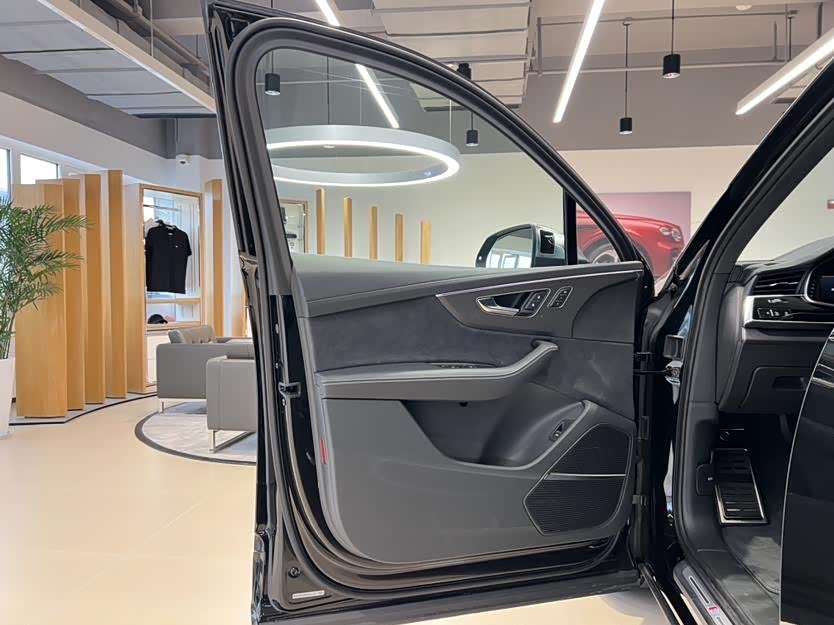 Audi SQ7 2025 #9 Audi SQ7 2025 car image #9