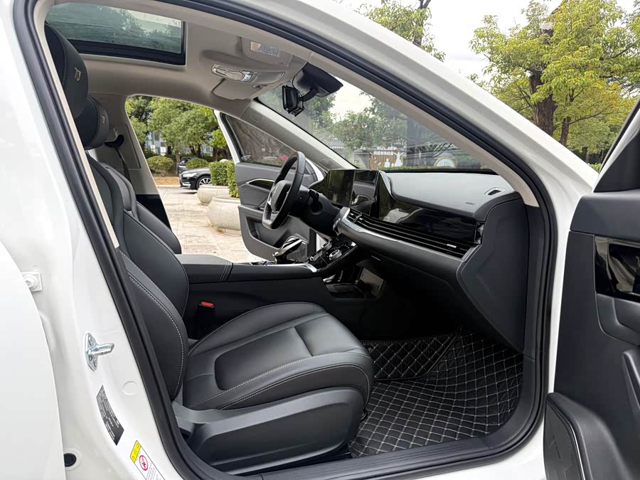 2023 car image #9