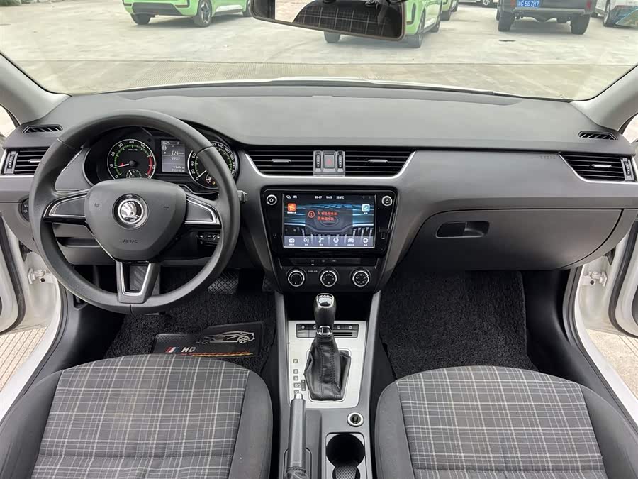 Skoda Octavia 2018 car image #9