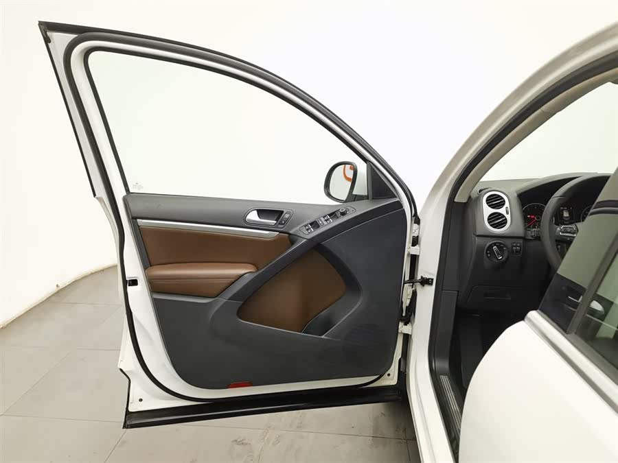Volkswagen Tiguan 2015 car image #9