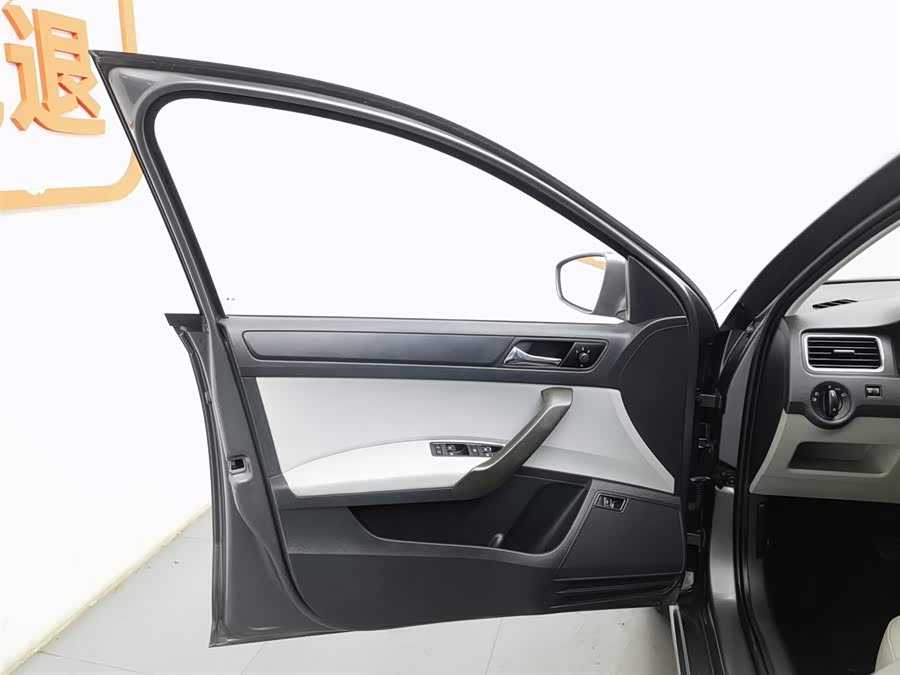 Skoda Rapid 2017 car image #9