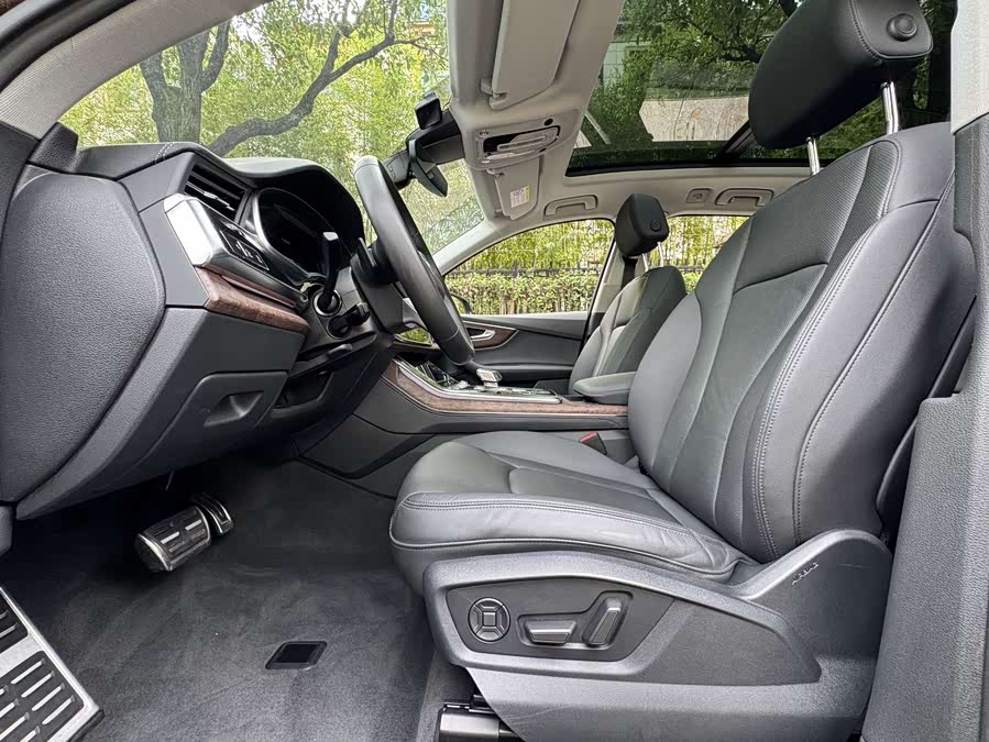 Audi Q7 2023 car image #9