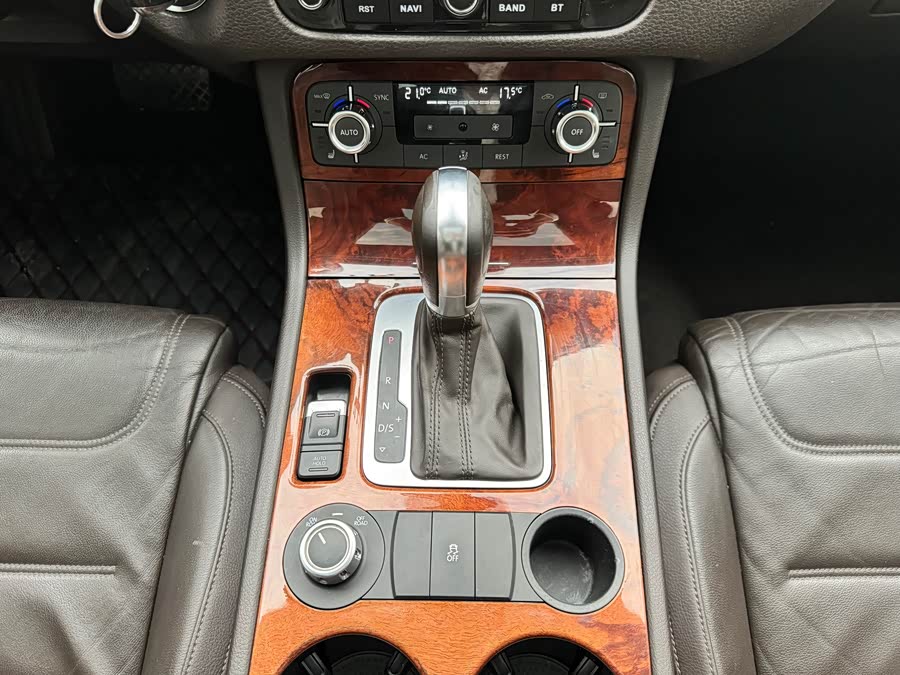 Volkswagen Touareg 2012 car image #9