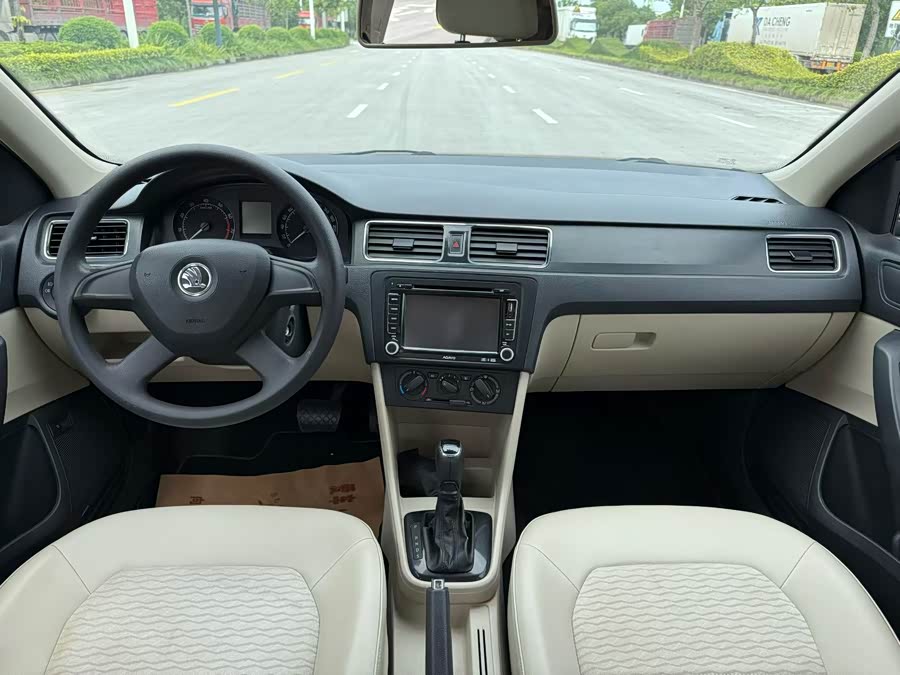 Skoda Rapid 2013 car image #9