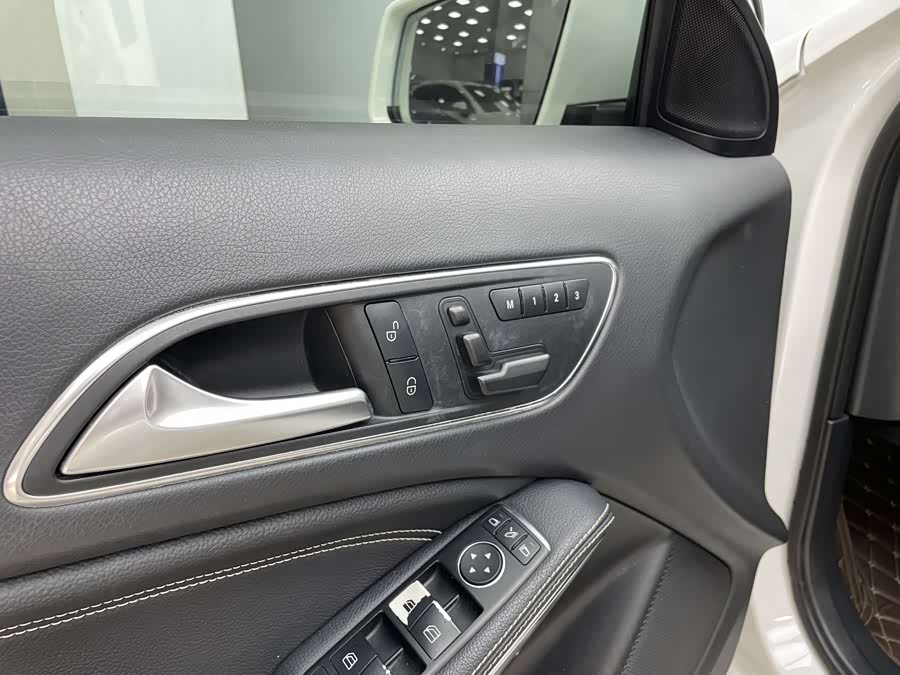 Mercedes-Benz GLA Class 2017 car image #9