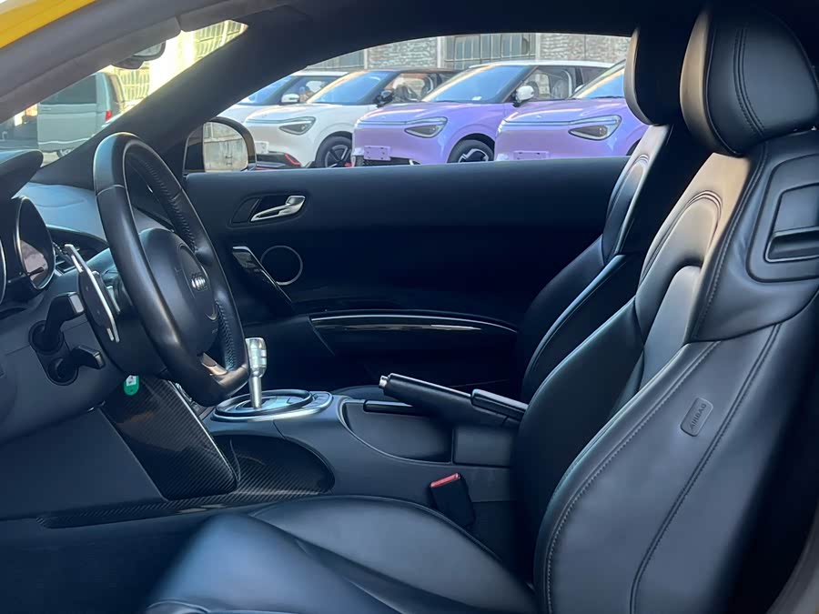 Audi R8 2012 car image #9