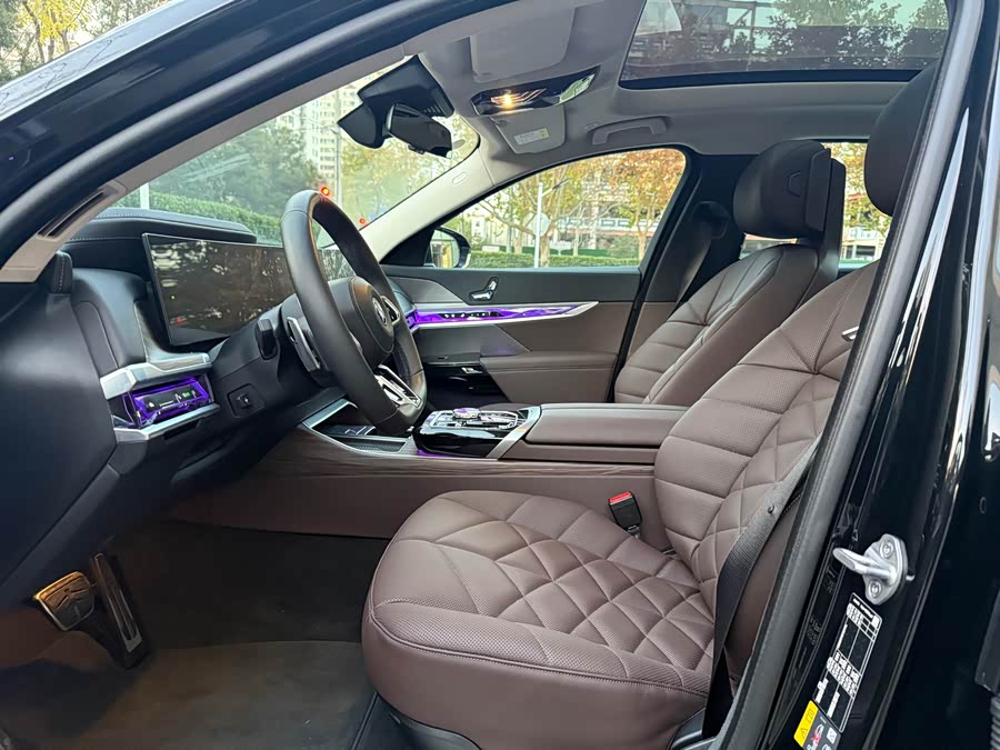 BMW i7 2024 car image #9