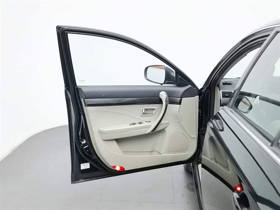 2012 car image #9