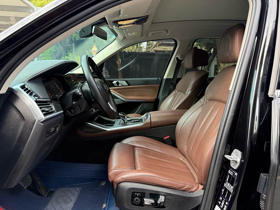 BMW X7 2020 car image #9