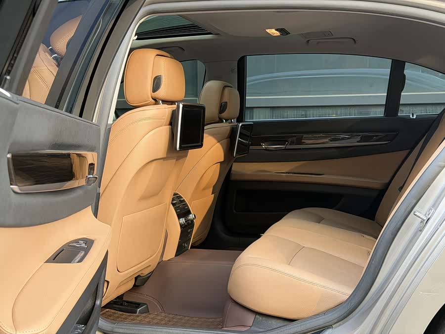 BMW 7 Series 2013 car image #9