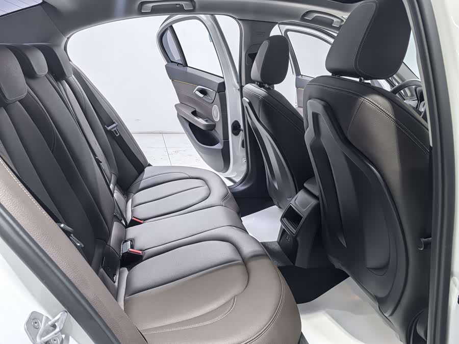 BMW 1 Series 2023 صورة سيارة #9