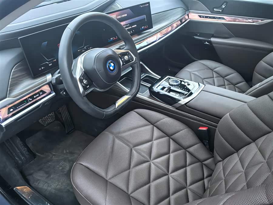 BMW i7 2024 car image #9