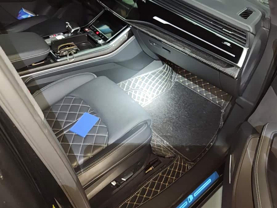 Audi SQ7 2024 car image #9