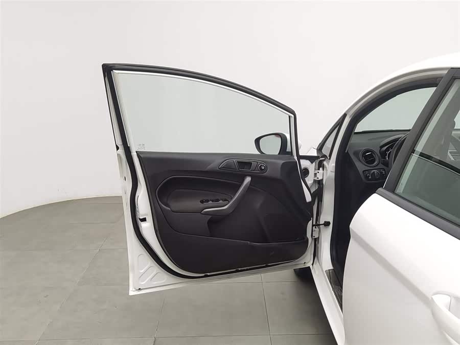 Ford Fiesta 2014 car image #9