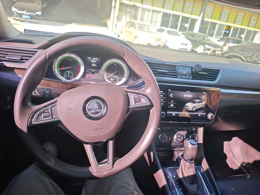 Skoda Superb 2017 car image #9