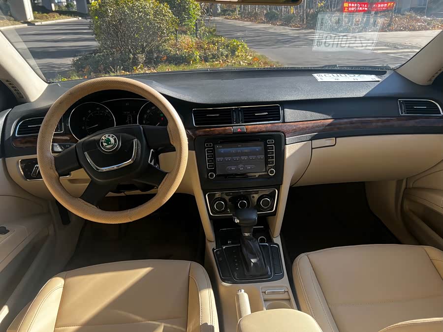 Skoda Superb 2013 car image #9