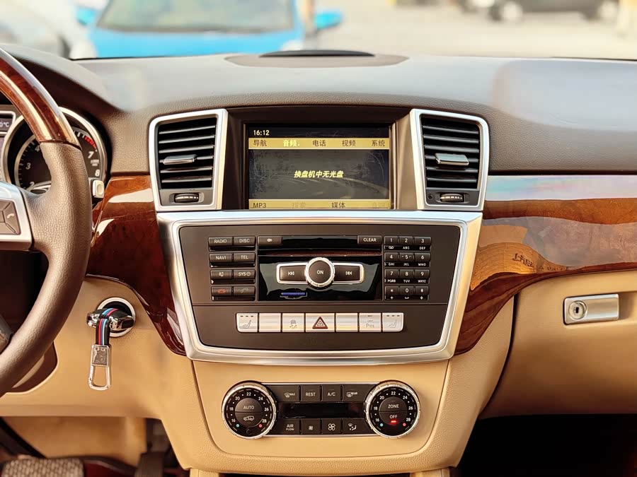 Mercedes-Benz M Class 2012 car image #9