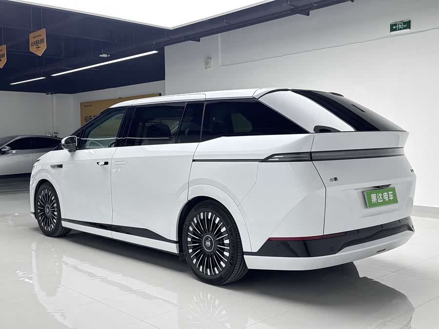 Xpeng X9 2025 صورة سيارة #9