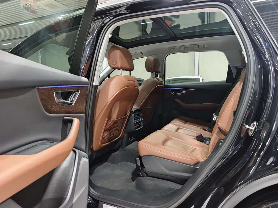 Audi Q7 2021 car image #9