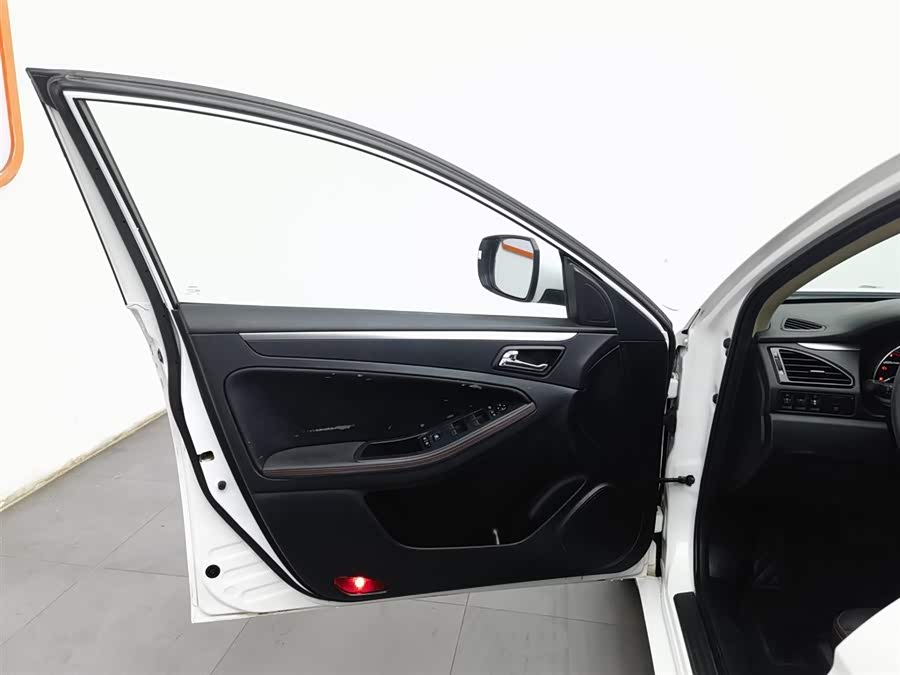 2015 car image #9